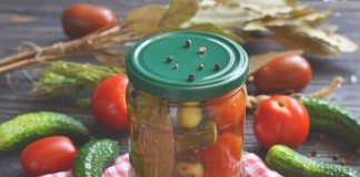 Маринованные огурцы с помидорами — летнее ассорти на зиму