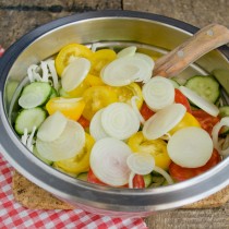 Режем луковицы толстыми кольцами Режем луковицы толстыми кольцами
