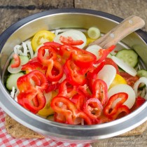 Нарезаем перец кольцами, бросаем в миску Нарезаем перец кольцами, бросаем в миску