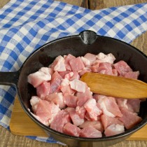 В разогретое масло на сковородке кладём мясо В разогретое масло на сковородке кладём мясо