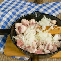 Добавляем к мясу лук и чеснок, поджариваем все вместе Добавляем к мясу лук и чеснок, поджариваем все вместе