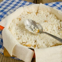 На мясо кладём остальной рис, поливаем сливочным маслом На мясо кладём остальной рис, поливаем сливочным маслом