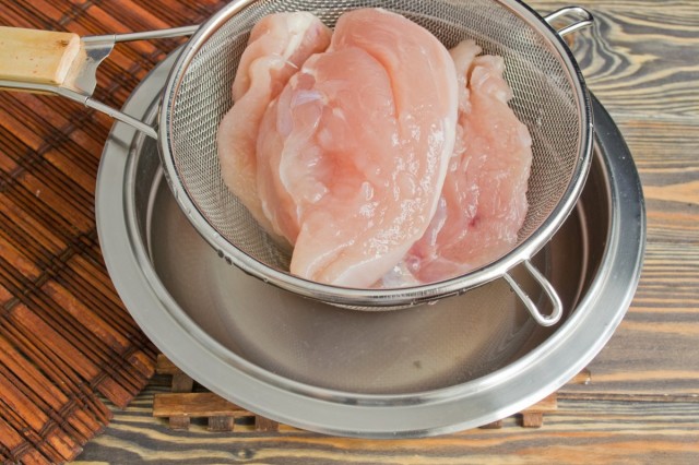 Выкладываем мясо в дуршлаг, чтобы образовавшийся рассол стек в миску