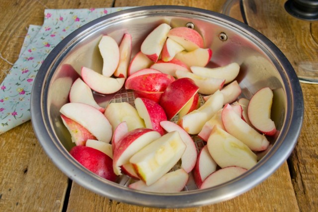 Яблоки моем, чистим, нарезаем ломтиками