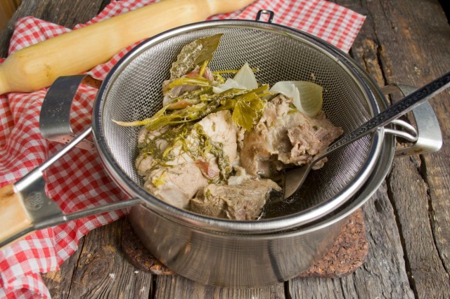 Готовый бульон процеживаем, мясо достаём Готовый бульон процеживаем, мясо достаём