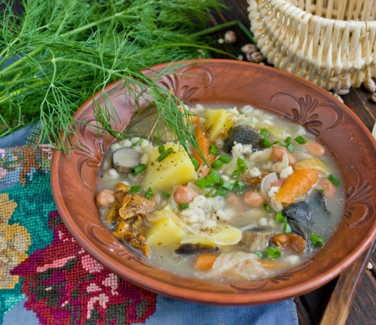 Грибной суп с фасолью и картофелем