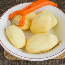 Очищаем картофель от кожуры