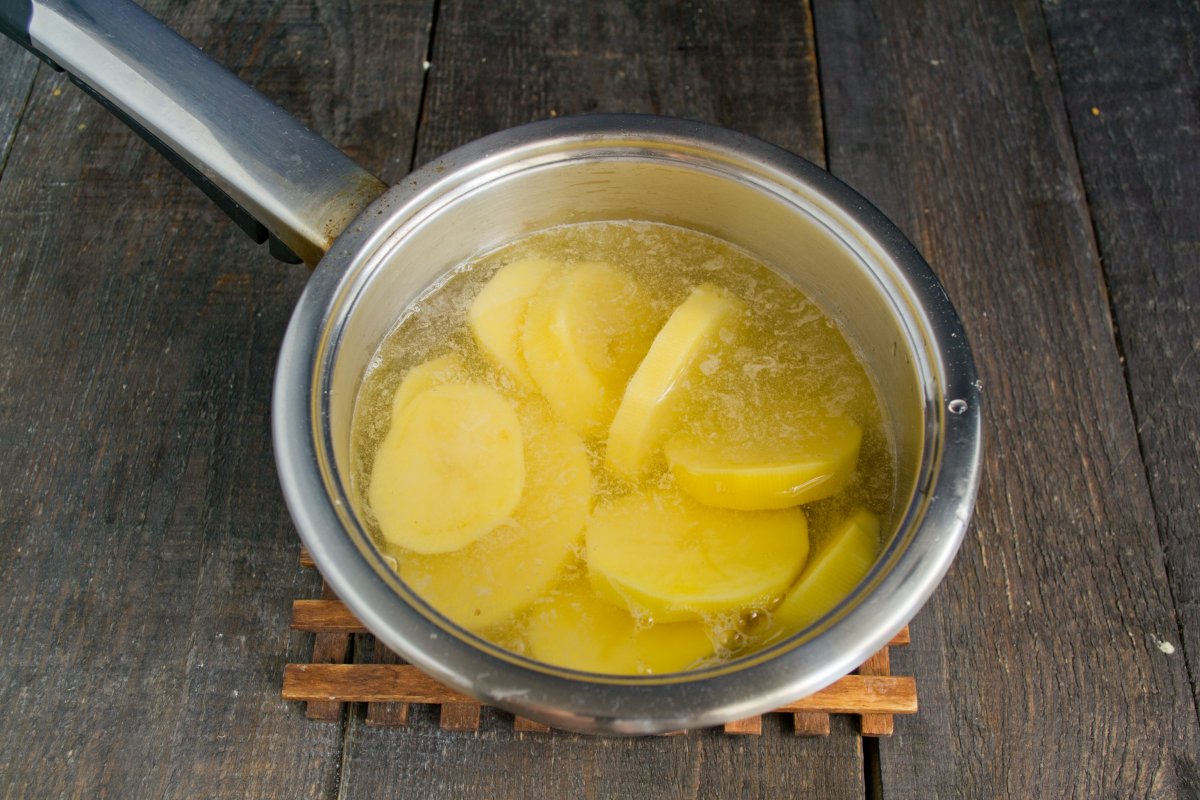 Варить картошку в кипящей воде. Швильпикай Литовское блюдо. Швильпикай из картофеля. Картошку кидать в кипящую воду. Картофель бросить в кипящую воду.