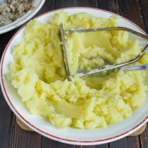 Отваренный картофель превращаем в пюре Отваренный картофель превращаем в пюре