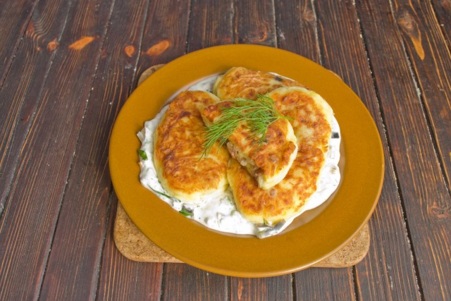Подаём картофельные котлеты со сметанным соусом на стол горячими Подаём картофельные котлеты со сметанным соусом на стол горячими