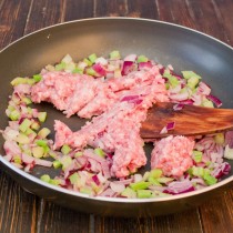 Добавляем к овощам мясной фарш и обжариваем 15 минут Добавляем к овощам мясной фарш и обжариваем 15 минут
