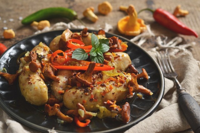 Куриные колбаски в духовке с грибами Куриные колбаски в духовке с грибами