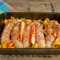 Посыпаем блюдо сушеной морковью и копченой паприкой, солим по вкусу Посыпаем блюдо сушеной морковью и копченой паприкой, солим по вкусу