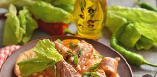 Мачанка по-крестьянски с колбасками и свиными рёбрышками