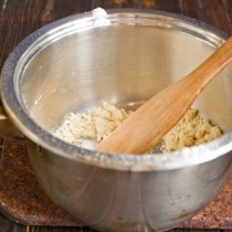 Растапливаем сливочное масло, всыпаем пшеничную муку Растапливаем сливочное масло, всыпаем пшеничную муку