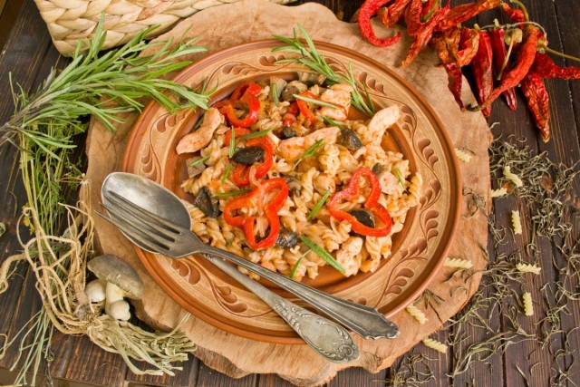 Паста с курицей и грибами — доступная классика итальянской кухни