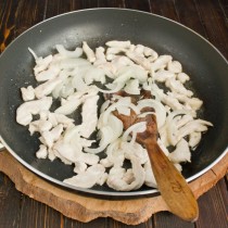 Отправляем нарезанный лук к куриному филе Отправляем нарезанный лук к куриному филе