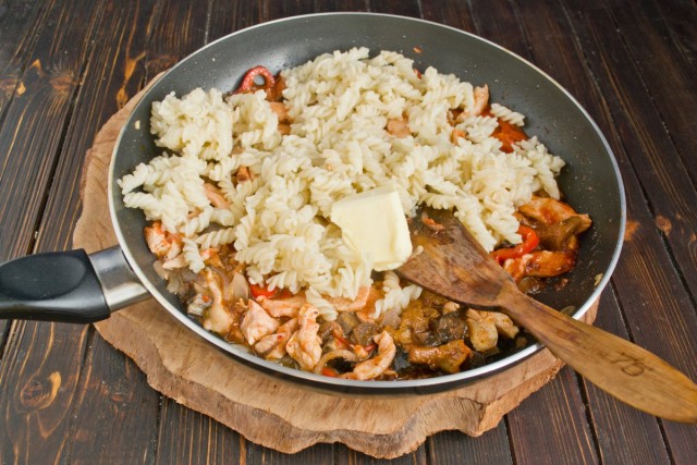 Смешиваем макароны с курицей и грибами Смешиваем макароны с курицей и грибами