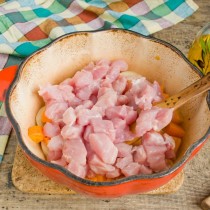 Бросаем нарезанное мясо в жаровню Бросаем нарезанное мясо в жаровню