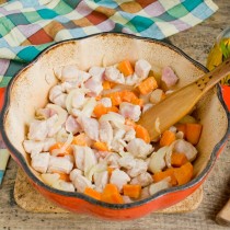 Обжариваем мясо с овощами Обжариваем мясо с овощами