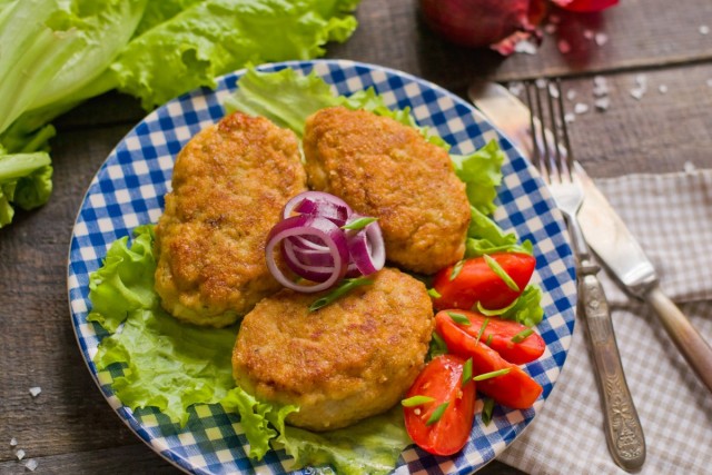 Рубленые куриные котлеты с луком