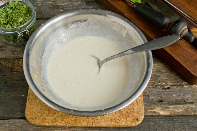 Смешиваем муку, сметану и мясной бульон Смешиваем муку, сметану и мясной бульон
