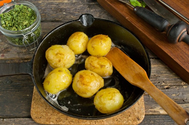 Варёный картофель поджариваем с двух сторон до румяной корочки Варёный картофель поджариваем с двух сторон до румяной корочки