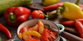 Тушеные кабачки с помидорами и перцем