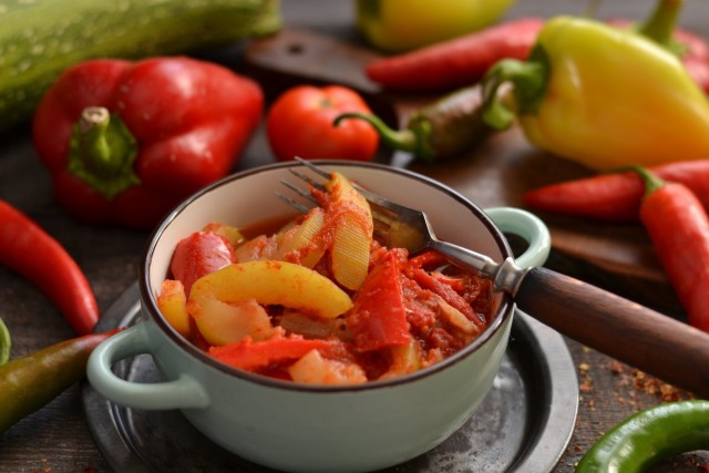 Тушёные кабачки с помидорами и перцем Тушёные кабачки с помидорами и перцем