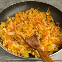 Приправляем тушеные овощи солью и перцем по своему вкусу Приправляем тушеные овощи солью и перцем по своему вкусу