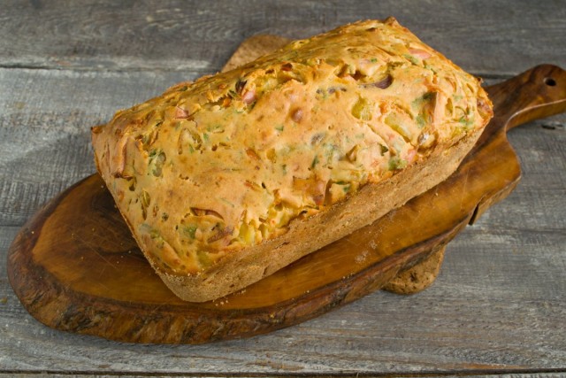 Нарезаем порционными кусками и подаём на стол Нарезаем порционными кусками и подаём на стол