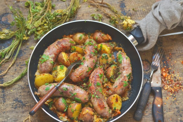 Жареная колбаса на сковороде с картошкой по-деревенски