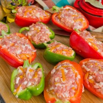 Наполняем перец фаршем Наполняем перец фаршем