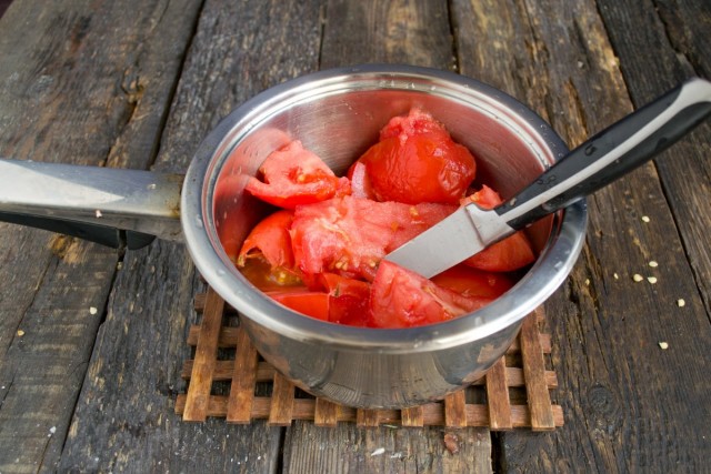 Протираем распаренные томаты сквозь сито