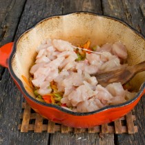 Нарезанную курицу добавляем к обжаренным овощам Нарезанную курицу добавляем к обжаренным овощам