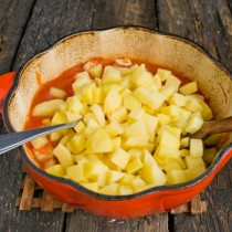 Добавляем в кастрюлю нарезанный картофель Добавляем в кастрюлю нарезанный картофель