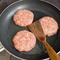 Обжариваем котлетки с двух сторон Обжариваем котлетки с двух сторон