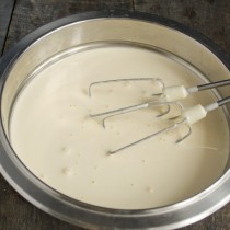 Взбиваем яйца с сахаром Взбиваем яйца с сахаром