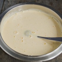 Яично-сахарную массу смешиваем с тыквенным пюре Яично-сахарную массу смешиваем с тыквенным пюре