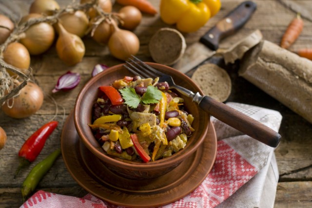 Салат с красной фасолью и курицей Салат с красной фасолью и курицей