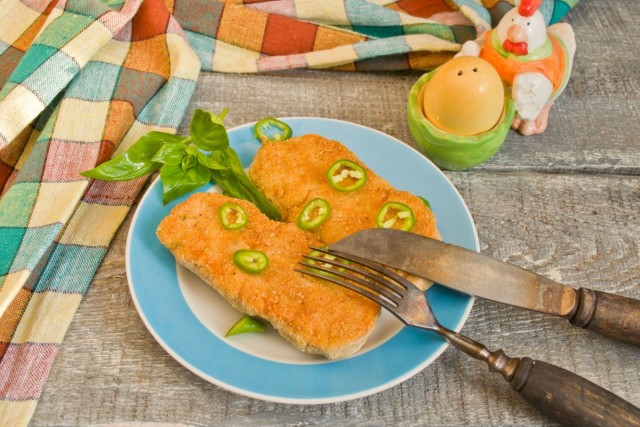 Украшаем готовые сочные котлеты зеленью и колечками горького перца Украшаем готовые сочные котлеты зеленью и колечками горького перца