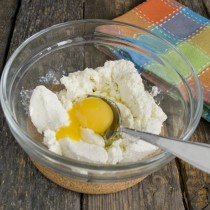 Разбиваем в миску с творогом куриное яйцо Разбиваем в миску с творогом куриное яйцо