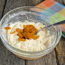 Вымешиваем тесто с курагой Вымешиваем тесто с курагой