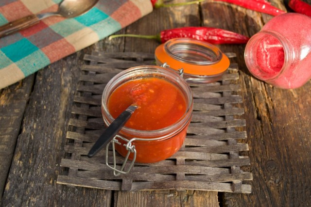 Готовый томатный кетчуп фасуем в стерильные банки