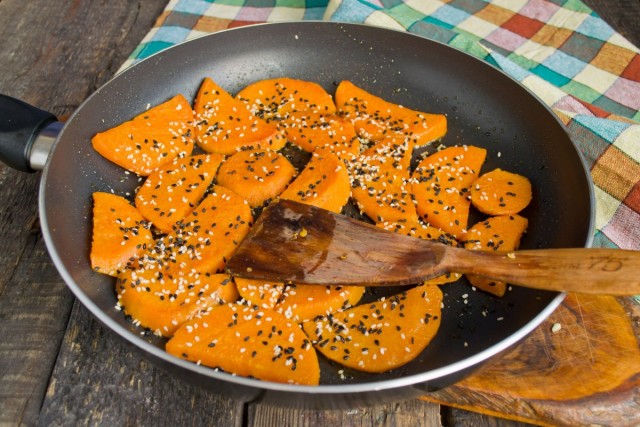 Посыпаем батат кунжутом и молотым красным перцем Посыпаем батат кунжутом и молотым красным перцем