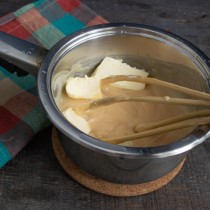 Небольшими кусками добавляем размягченное сливочное масло и взбиваем до пышности Небольшими кусками добавляем размягченное сливочное масло и взбиваем до пышности
