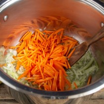 Добавляем морковку и готовим примерно 10 минут