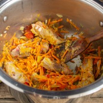 Обжариваем мясо на сильном огне Обжариваем мясо на сильном огне