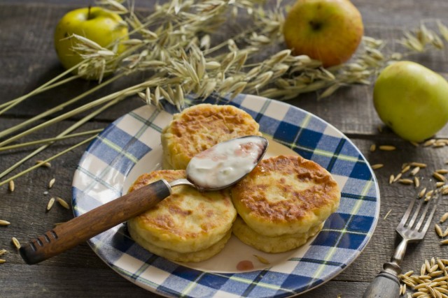 Диетические сырники с яблоками Диетические сырники с яблоками