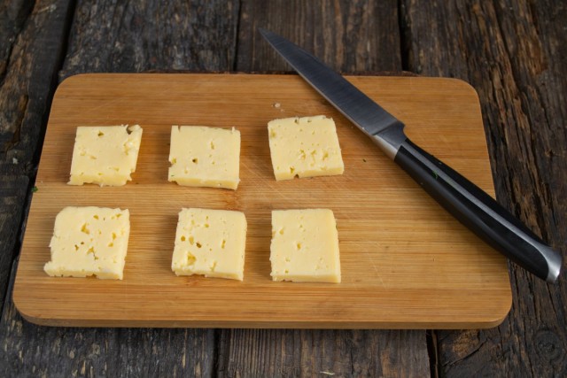 Вырезаем 6 ломтиков сыра